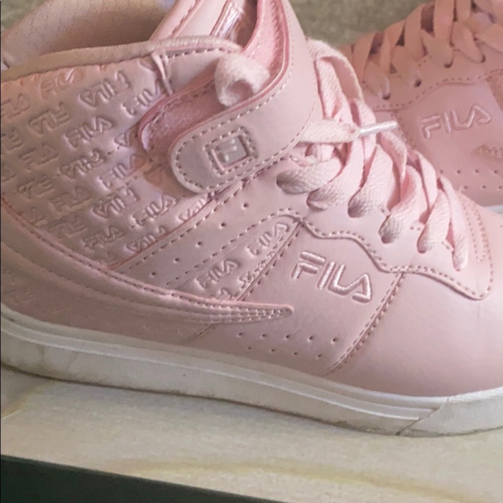 Shoes . - Picture 2 of 7